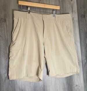 Columbia PFG Men’s Beige Fishing Cargo Shorts Size 40 Omni-Shade Stretch UPF